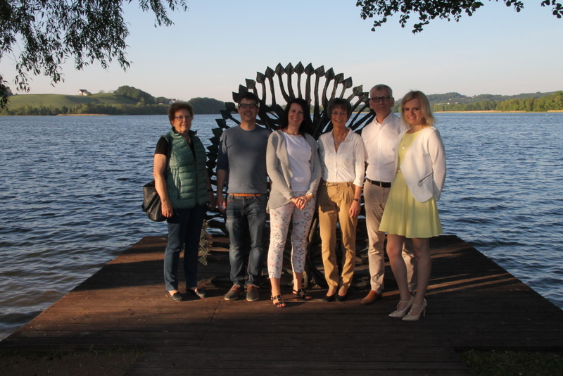 Die deutsch-polnische Kollegengruppe vor dem Freundschaftsbaum in Chmielno, der die Partnerschaft zwischen Chmielno und Hamminkeln symbolisiert